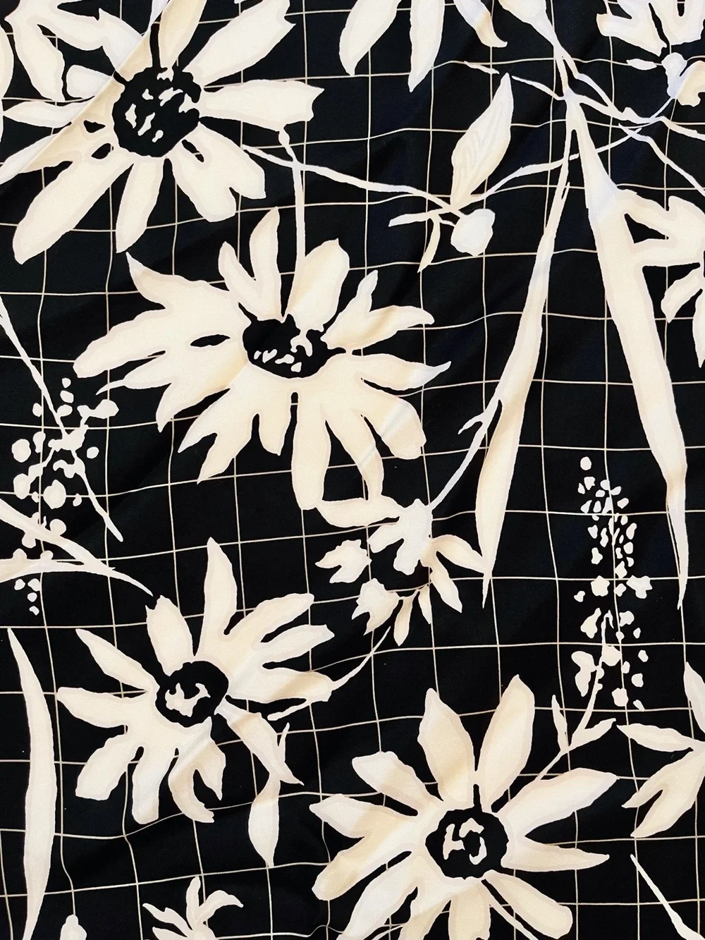 Whimsigoth 1960s triangle head kerchief scarf - black & white daisy rolled hem